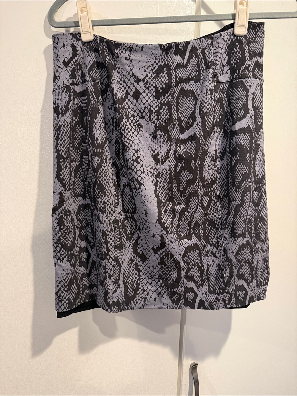 Lysse Black and Gray/blue hue Snake Print Pencil Skirt